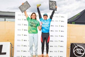 Maria Salgado y Dylan Donegan Dos Santos celebrando su victoria en el Wild Atlantic Way Junior Pro 2025 en Bundoran, Irlanda