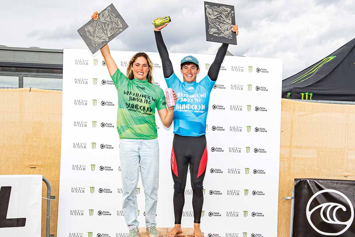 Maria Salgado y Dylan Donegan Dos Santos celebrando su victoria en el Wild Atlantic Way Junior Pro 2025 en Bundoran, Irlanda