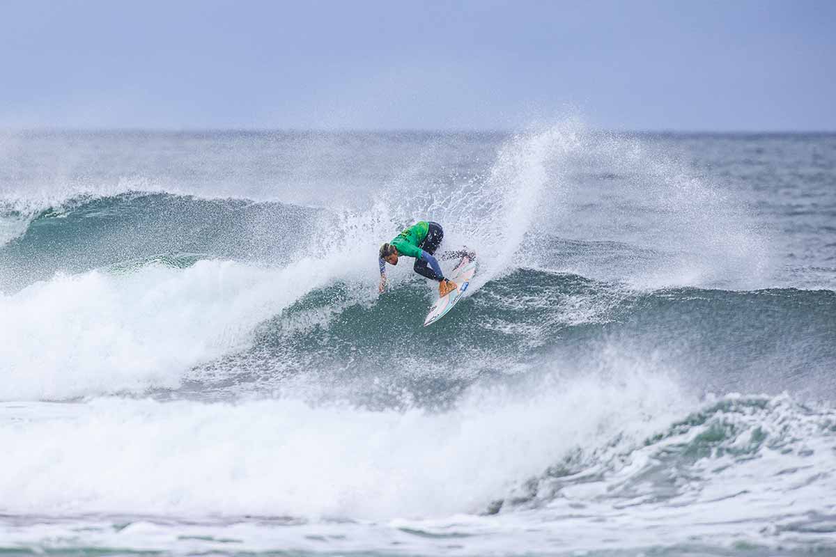 Maria Salgado surfeando en la final femenina del Wild Atlantic Way Junior Pro 2025 en Bundoran, Irlanda