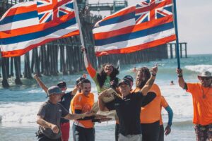 Meira Nelson del equipo de Hawái celebrando su título mundial en el ISA World Para Surfing Championship 2025