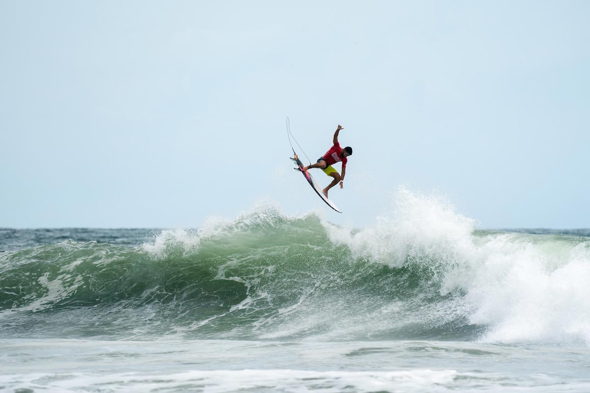 Michael Rodrigues (Brasil) en maniobra en La Bocana, ISA World Surfing Games 2025, foto Pablo Jimenez