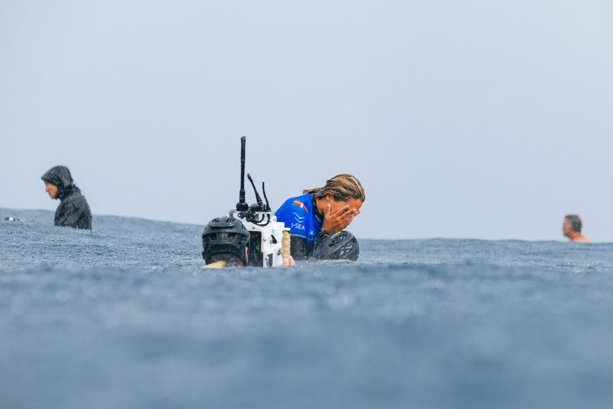 Nadia Erostarbe celebra su clasificación para cuartos de final del Tahiti Pro 2026 en Teahupo’o