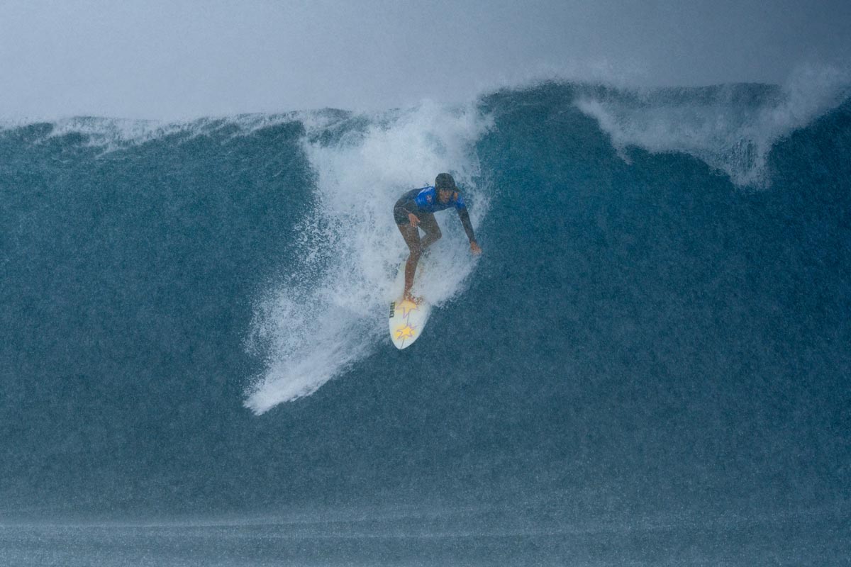 Nadia Erostarbe surfeando una ola en Teahupo’o durante el Tahiti Pro 2026