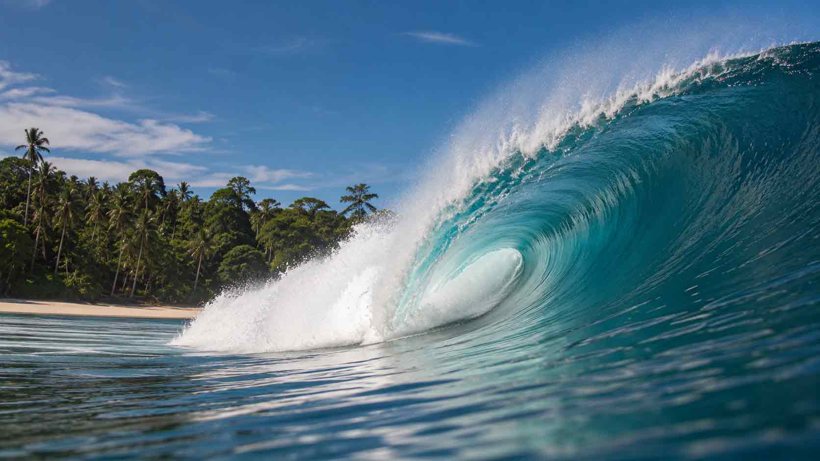 Ola perfecta rompiendo en Mentawai con agua azul y costa tropical al fondo