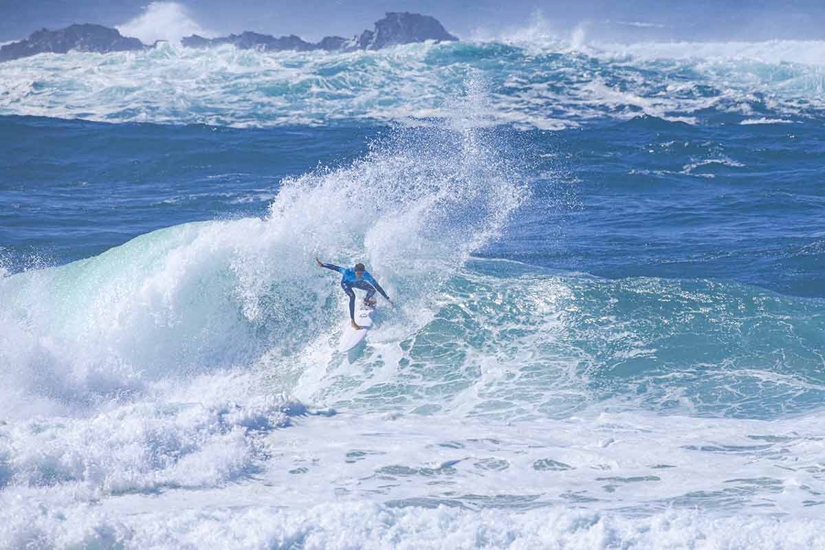 Peru Zúñiga compitiendo en olas gigantes durante la primera jornada del Pantin Classic 2025 en Galicia