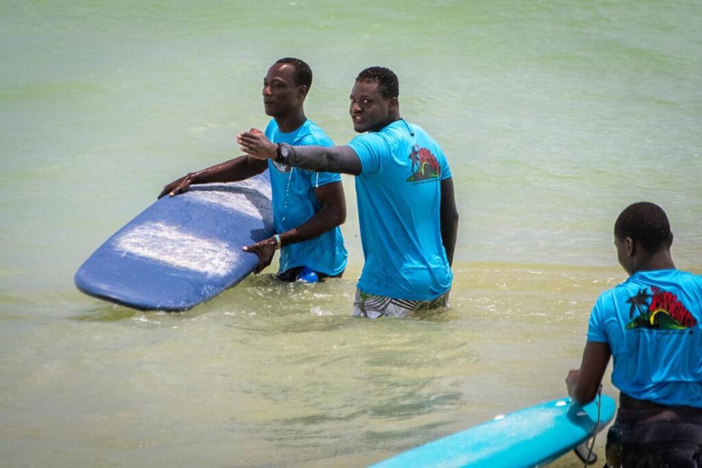 Jóvenes surfistas de la Federación Togolaise de Surf en la costa de Togo