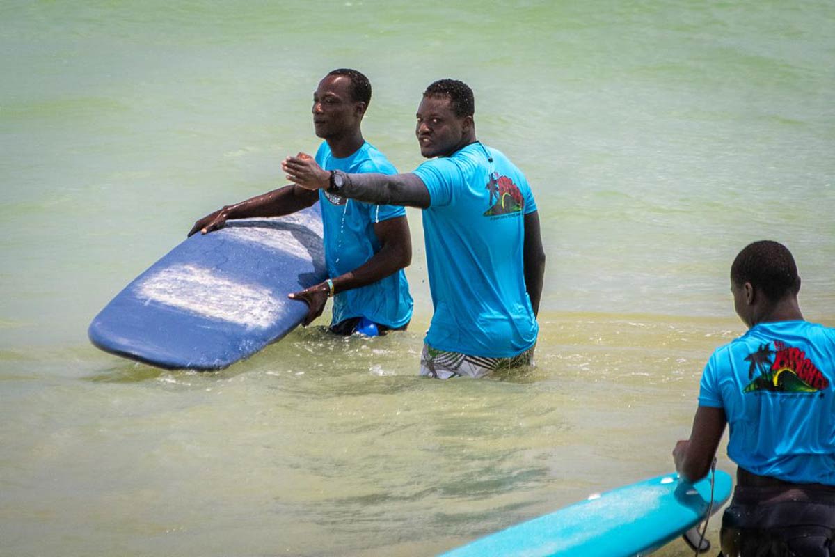 Jóvenes surfistas de la Federación Togolaise de Surf en la costa de Togo