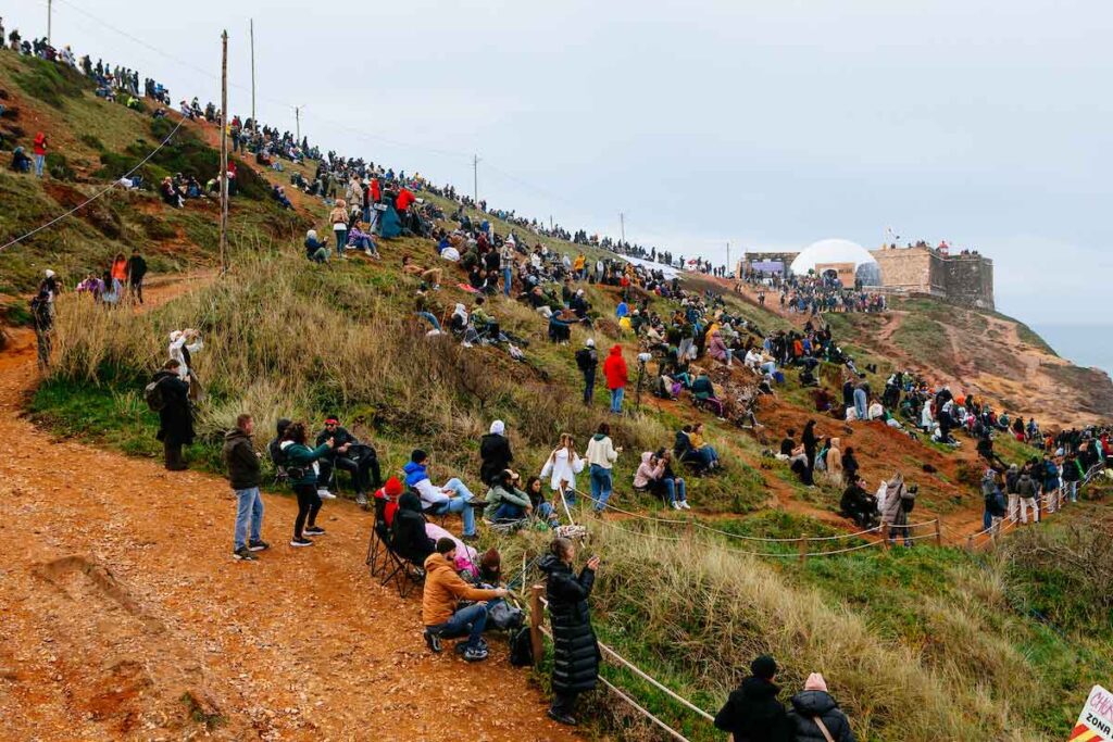 Multitud reunida en el acantilado de Nazaré esperando el inicio del Big Wave Challenge.