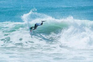 Surfista marroquí Ranya Squalli en acción durante el Junior Pro Taghazout Bay 2025, Marruecos.