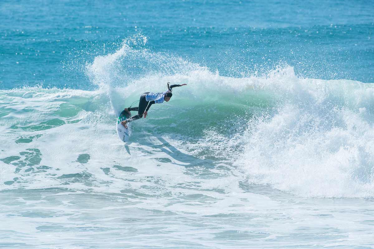 Surfista marroquí Ranya Squalli en acción durante el Junior Pro Taghazout Bay 2025, Marruecos.