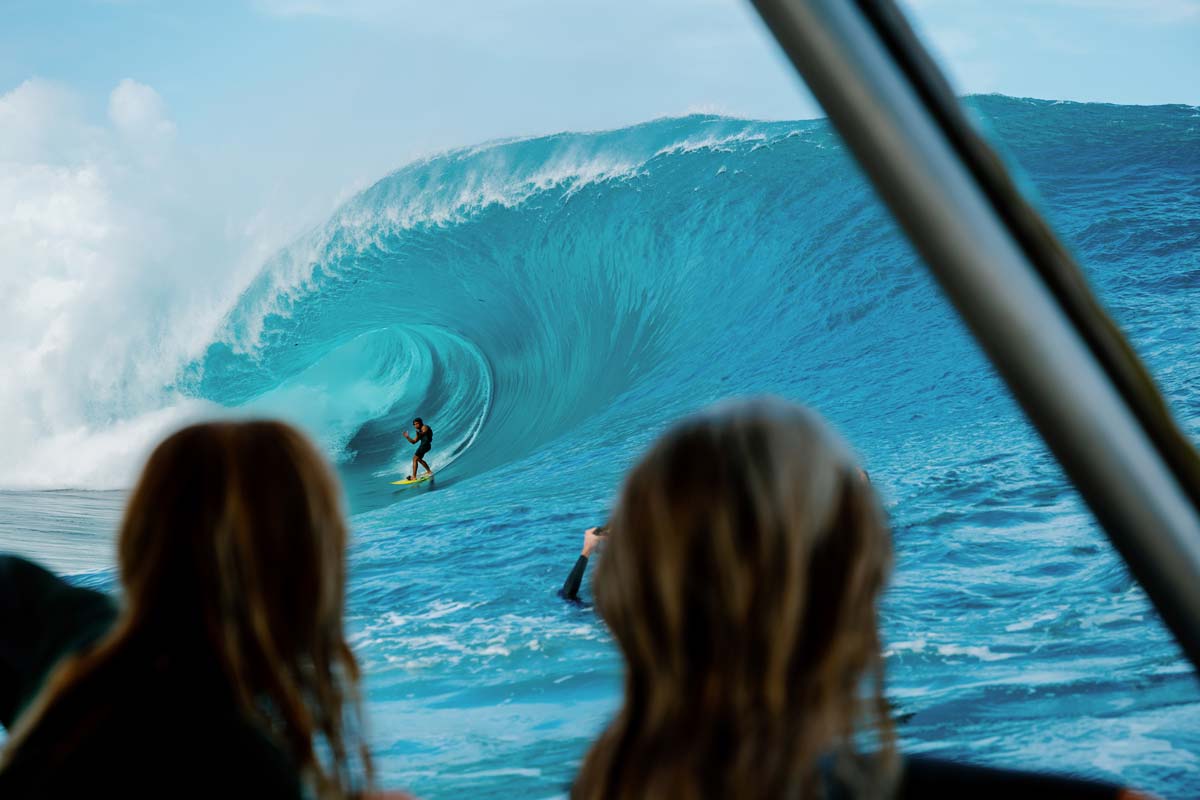 Surfista entubado en Teahupo’o durante el Lexus Tahiti Pro 2025 visto desde el canal