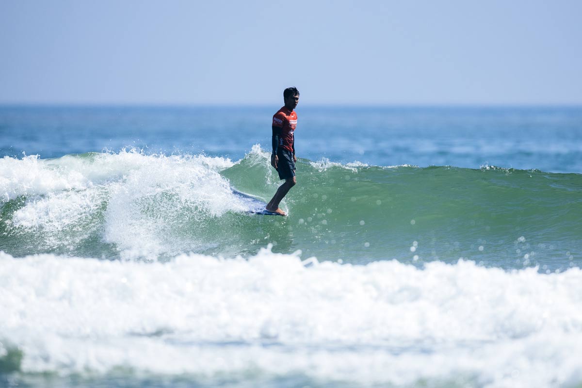 Rogelio Jr. Esquievel realizando un nose ride perfecto en el US Open of Surfing 2025 en Huntington Beach