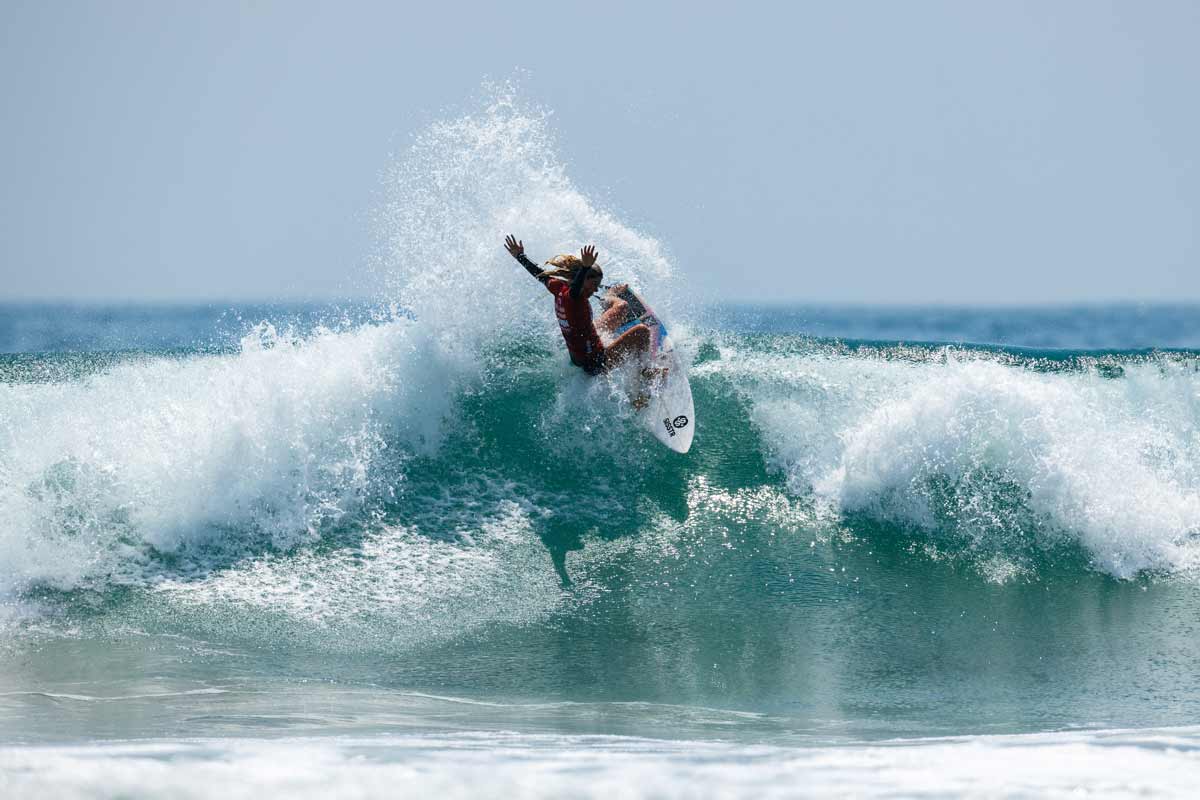 Sawyer Lindblad realiza un giro potente en la final femenina del US Open of Surfing 2025