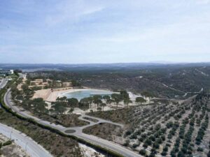 Vista aérea del Surf Village Portugal con la laguna de olas Wavegarden