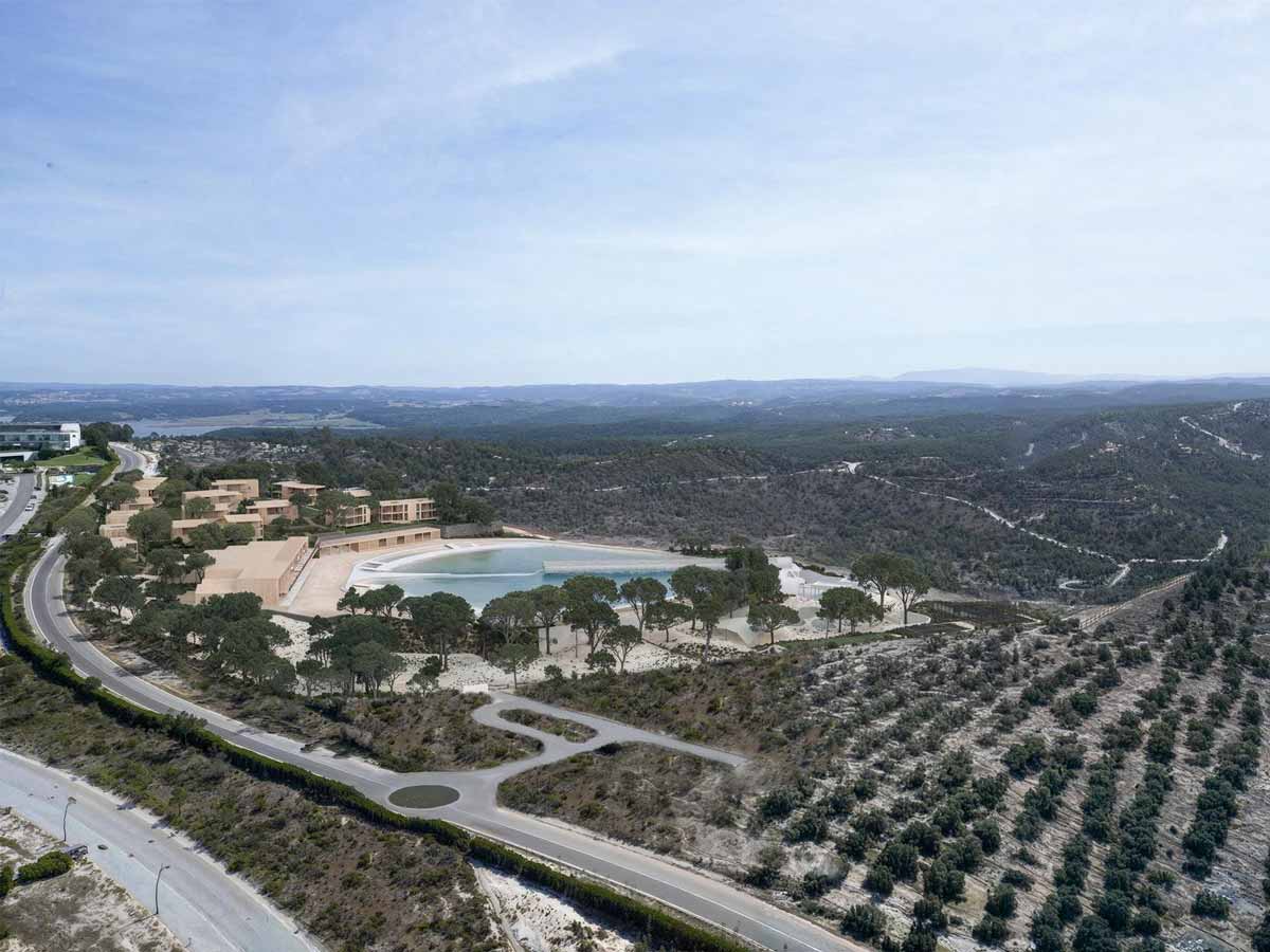 Vista aérea del Surf Village Portugal con la laguna de olas Wavegarden