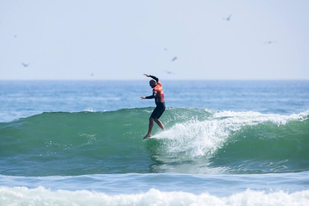 Taylor Jensen colgando los diez dedos del pie en Huntington Beach durante el Lexus US Open of Surfing 2025 foto Pat Nolan