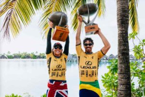 Molly Picklum y Yago Dora celebran como Campeones del Mundo de Surf 2025 en las WSL Finals Fiji