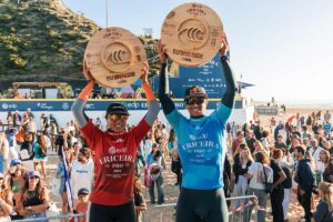 Tya Zebrowski y Kauli Vaast celebran su victoria en el EDP Ericeira Pro 2025 en Ribeira d’Ilhas, Portugal