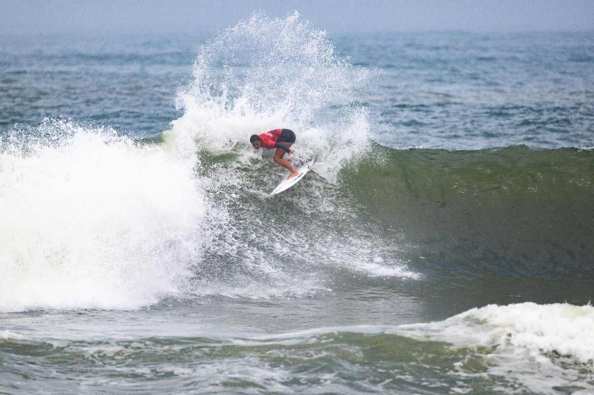 Tya Zebrowski celebra su clasificación al Championship Tour 2026 durante el Saquarema Pro 2025. Foto: WSL / Thiago Diz.