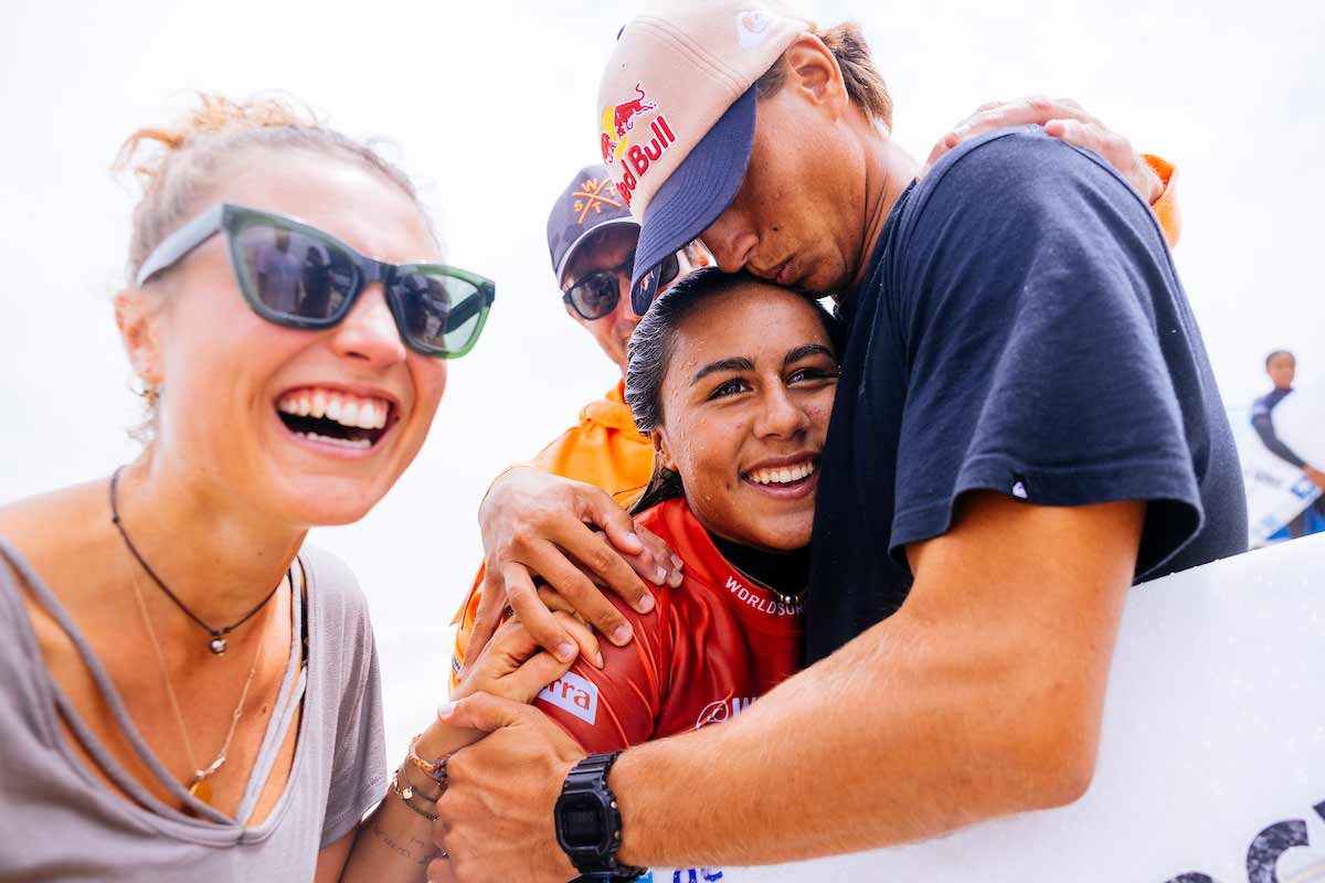 Tya Zebrowski celebra su clasificación al Championship Tour junto a Kauli Vaast durante el Saquarema Pro 2025. Foto: WSL / Ana Catarina.