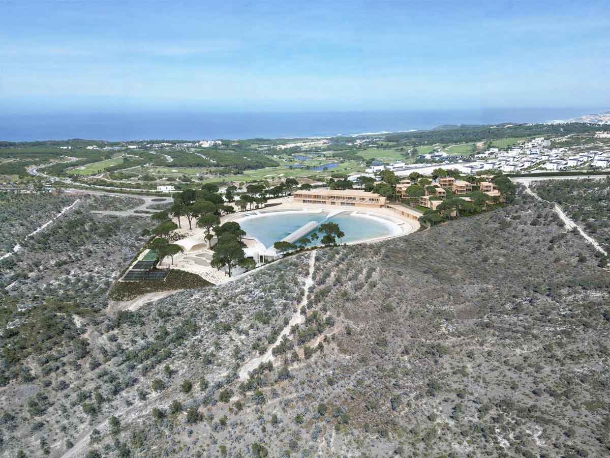 Vista aérea de la laguna de surf Wavegarden en el Surf Village Portugal