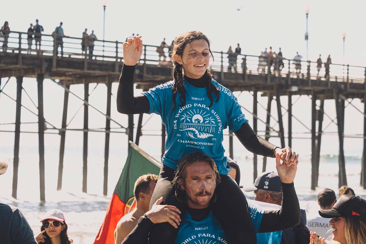 Valentine Moskoteoc de Francia celebra su victoria en el ISA World Para Surfing Championship 2025