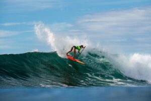Vania Torres surfeando en El Sunzal durante el ISA World SUP and Paddleboard Championship 2025