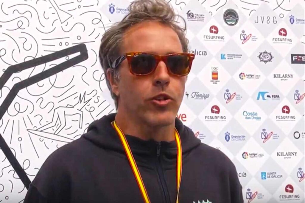 Ángel Lobo Rodrigo, presidente de la Federación Canaria de Surf, presenta su novela Islas, una historia inspirada en el mar y la cultura surf.