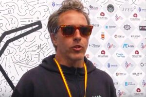 Ángel Lobo Rodrigo, presidente de la Federación Canaria de Surf, presenta su novela Islas, una historia inspirada en el mar y la cultura surf.