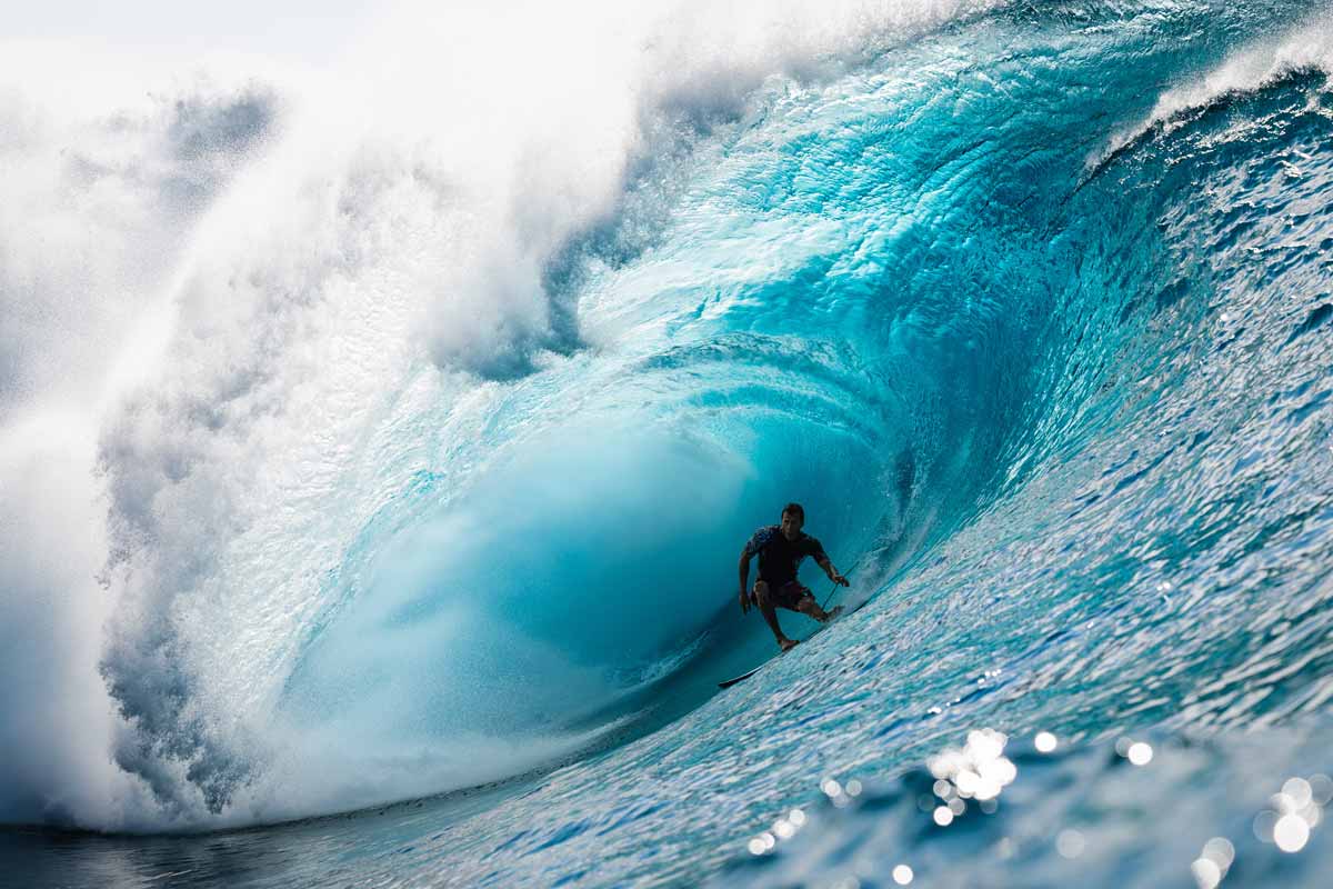 Balaram Stack surfeando un tubo en Pipeline fotografiado desde el agua por Christa Funk