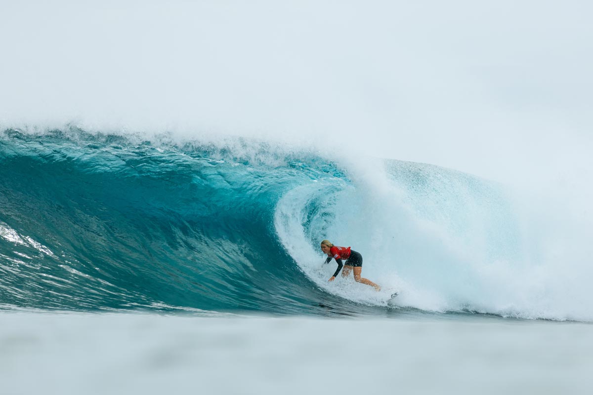 Surfista dentro de un tubo en una ola de arrecife Filipinas