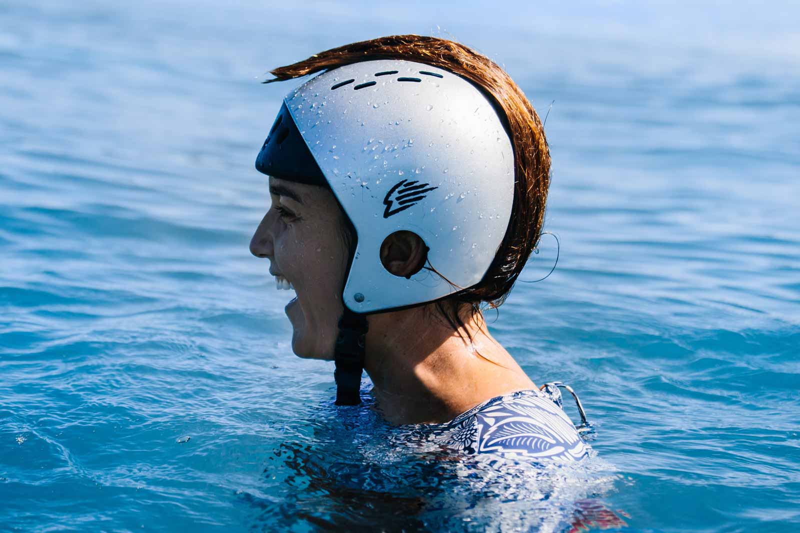 Christa Funk en el agua durante una sesión de fotografía de surf en Hawái