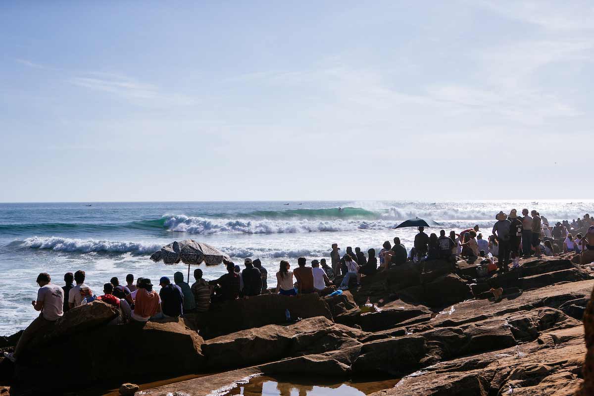 Público observando las olas de Anchor Point durante el Junior Pro Taghazout Bay 2025 en Marruecos.