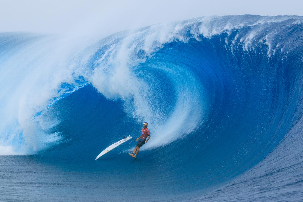Eli Hanneman surfeando en Teahupo’o durante el Tahiti Pro 2026