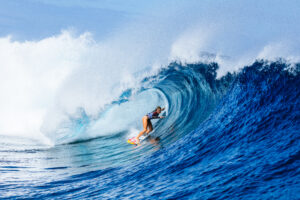 Erin Brooks surfeando una izquierda en Cloudbreak durante el Fiji Pro de Fiji