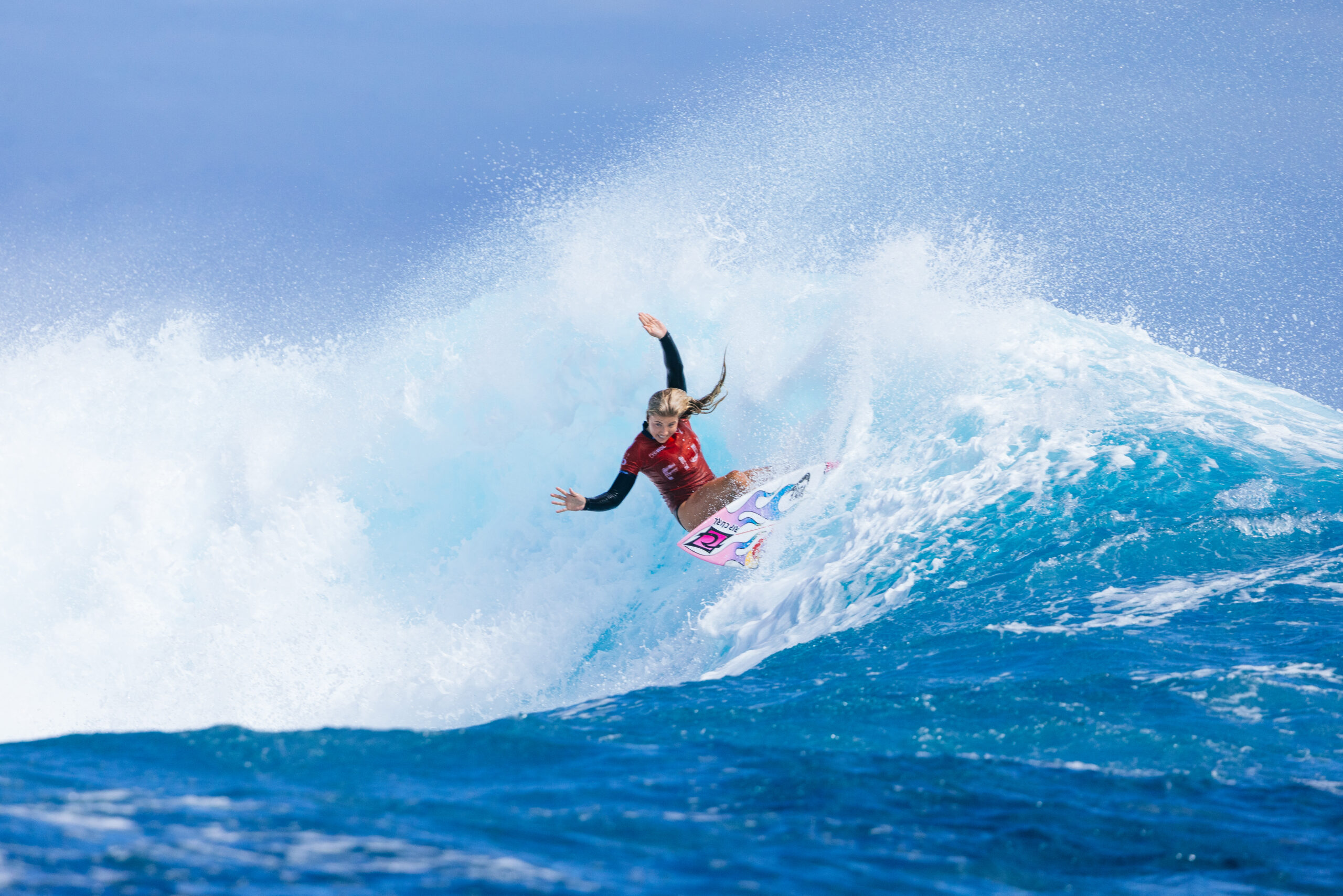 Erin Brooks surfeando en Cloudbreak durante el Fiji Pro 2026 de Fiji