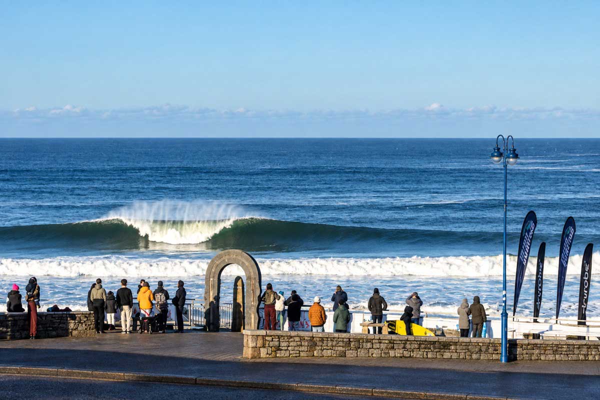 Ola rompiendo en Bundoran durante el EuroSurf Junior 2026