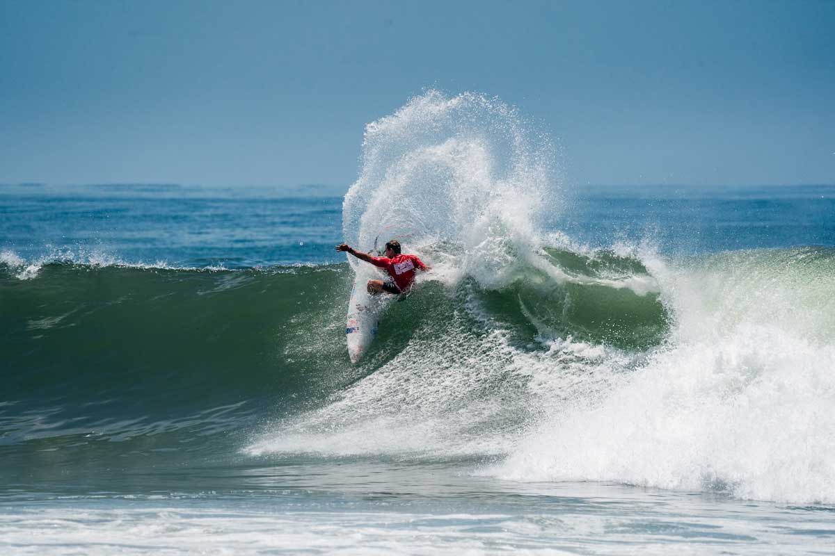 Callum Robson de Australia maniobra con potencia en La Bocana durante los ISA World Surfing Games 2025 en El Salvador