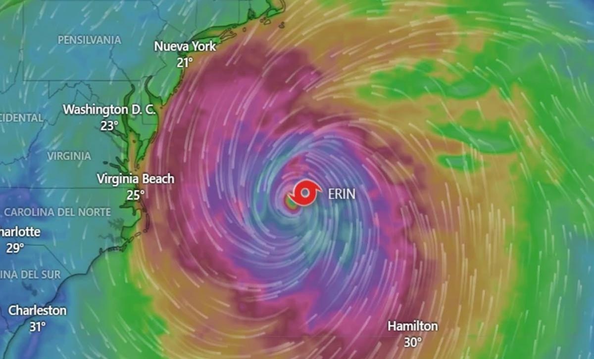 Mapa meteorológico del huracán Erin acercándose a la costa este de Estados Unidos, con Nueva York, Washington y Virginia en alerta.