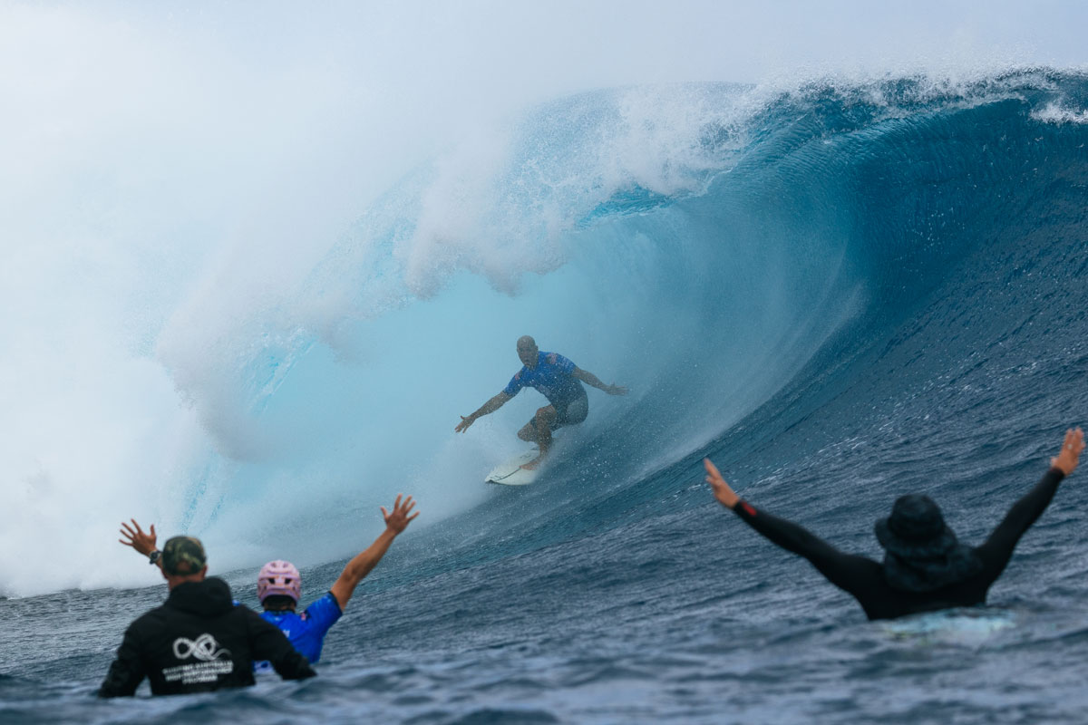 Kelly Slater durante su manga contra Gabriel Medina en Teahupo’o