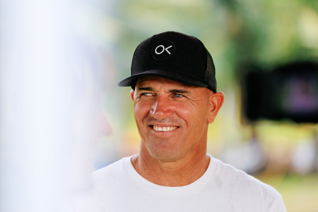 Kelly Slater durante los días previos al Tahiti Pro 2026 en Teahupo’o, Tahití. El 11 veces campeón del mundo vuelve a competir como wildcard. Foto: Matt Dunbar / World Surf League.
