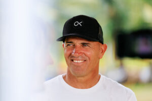 Kelly Slater durante los días previos al Tahiti Pro 2026 en Teahupo’o, Tahití. El 11 veces campeón del mundo vuelve a competir como wildcard. Foto: Matt Dunbar / World Surf League.