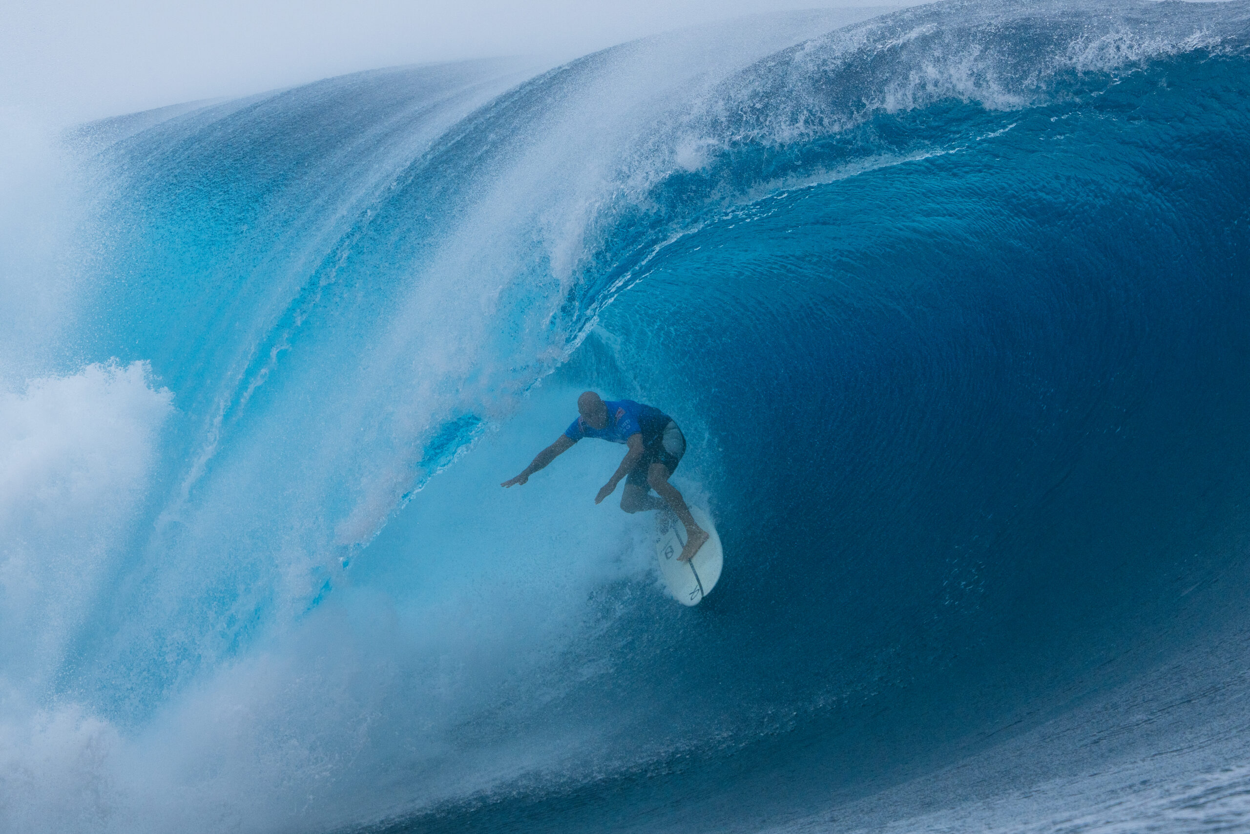 Kelly Slater surfeando un tubo en Teahupo’o durante el Tahiti Pro 2026