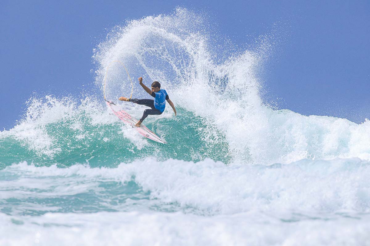Lukas Skinner surfeando en Fistral Beach durante el Boardmasters Open 2026