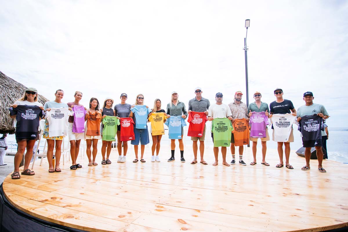 Surfistas clasificados para el Surf City El Salvador Longboard Championships 2025 posan con las camisetas oficiales
