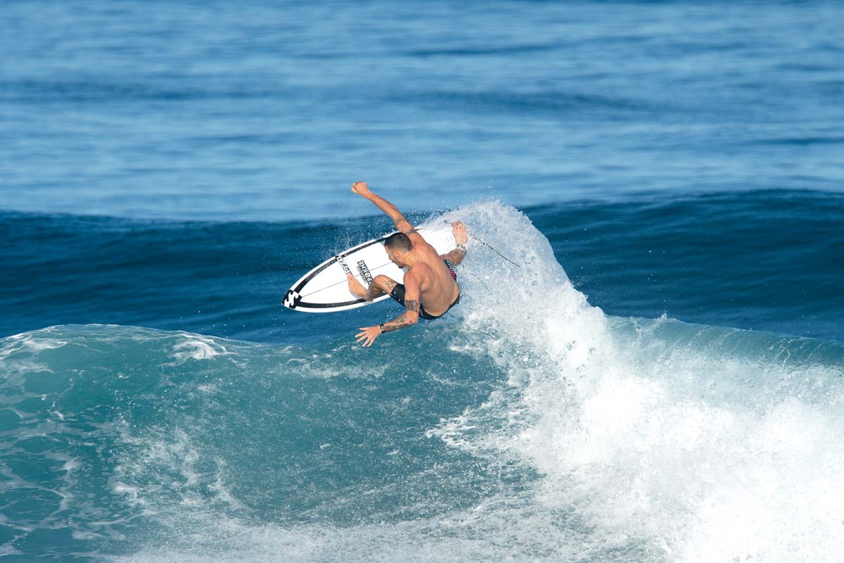 Surfista realizando una maniobra durante una competició