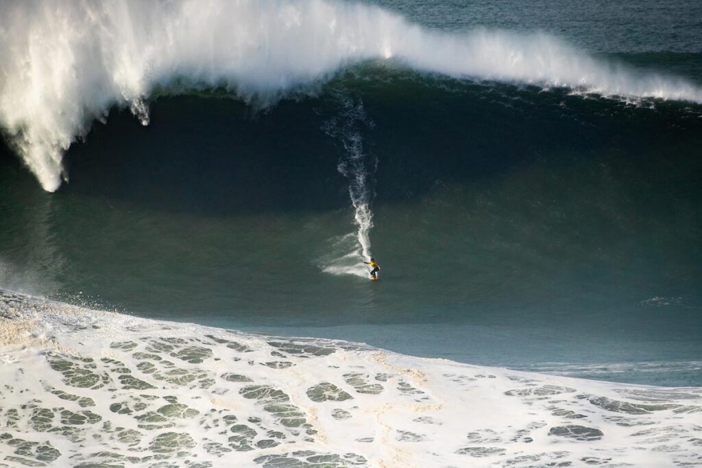 Surfista bajando una ola gigante en el TUDOR Nazaré Big Wave Challenge 2025