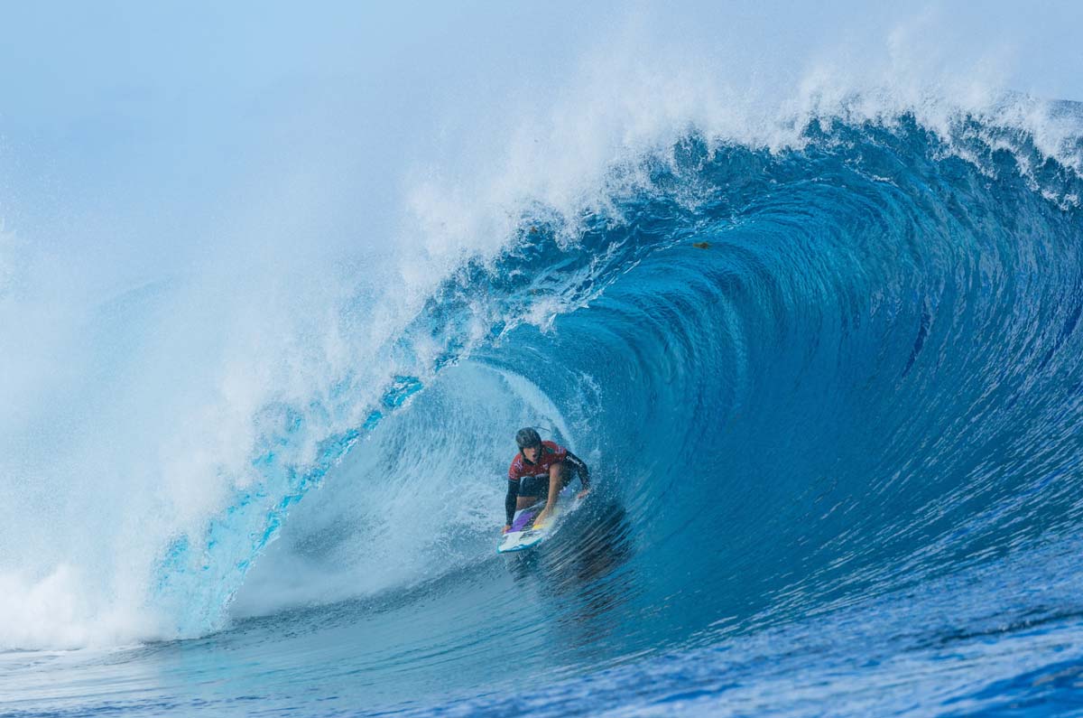 Yolanda Hopkins surfeando un tubo de espaldas en Teahupo'o antes del Fiji Pro 2026